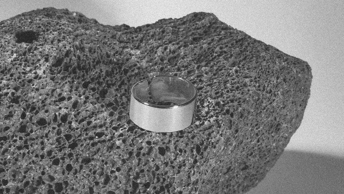  A sleek and minimalist plain shiny ring with a smooth, reflective surface, showcasing its polished finish. Ideal for both men and women, this unisex ring is perfect for everyday wear or special occasions, offering a timeless and elegant look.