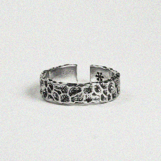 1. A silver ring featuring a delicate flower design, showcasing elegance and charm in its intricate details.

2. A beautiful silver ring adorned with a floral pattern, perfect for adding a touch of nature-inspired style.

3. A stylish silver ring with a lovely flower design, combining simplicity and beauty in one elegant piece.

