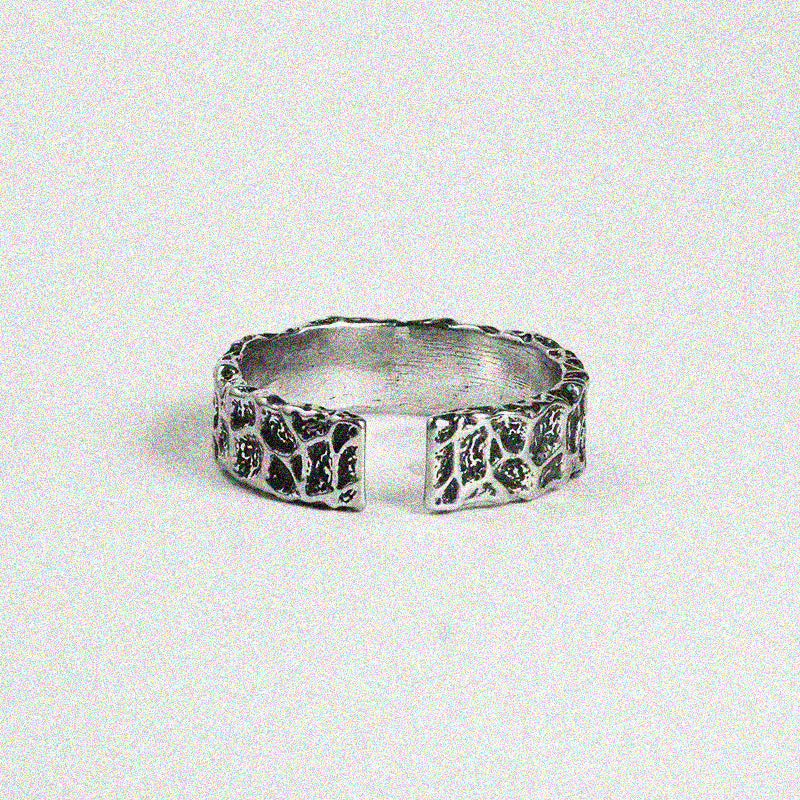1. A silver ring featuring an intricate black and white pattern, showcasing a blend of elegance and modern design.

2. A stylish silver ring adorned with a striking black and white pattern, exemplifying contemporary craftsmanship.

3. A silver ring with a unique black and white design, highlighting a sophisticated and artistic aesthetic.